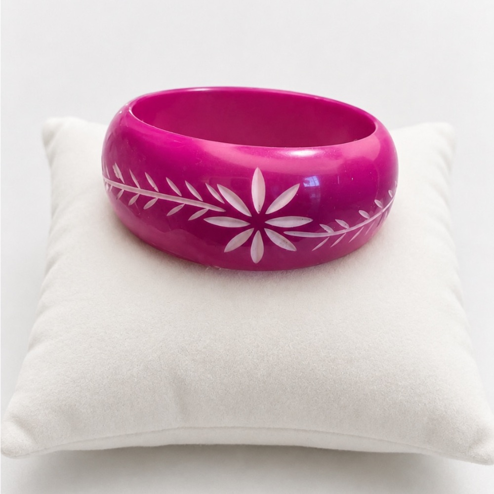 Vintage Hand-Carved Fuchsia Lucite Bangle Bracelet